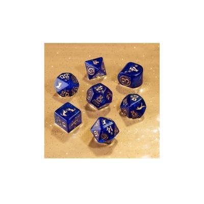 Dados azuis escuros translúcidos com números dourados sobre superfície bege brilhante