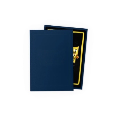 Cartão preto com texto dourado dentro de envelope azul