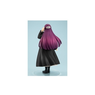 Figura de personagem com cabelo roxo e vestido preto