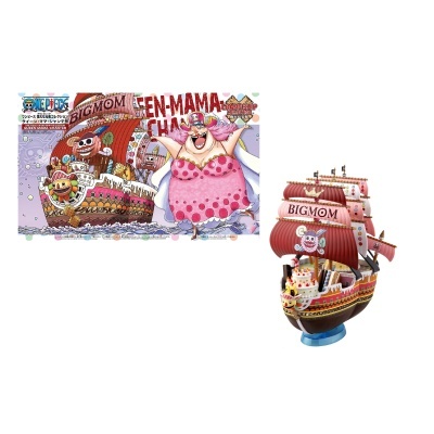 Modelo de navio de brinquedo Big Mom com velas vermelhas e letras BIG MOM ao lado de ilustração colorida da série One Piece