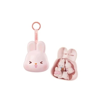 Estojo de AirPods em forma de coelho cor-de-rosa com AirPods decorados com orelhas e carinha de coelho.