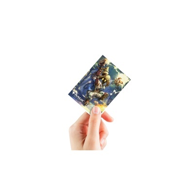 Mão segurando booster pack de cartas Magic: The Gathering com ilustração colorida