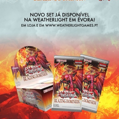 Pacotes e caixa do jogo Yu-Gi-Oh! Blazing Dominion com fundo em chamas e texto promocional em português.