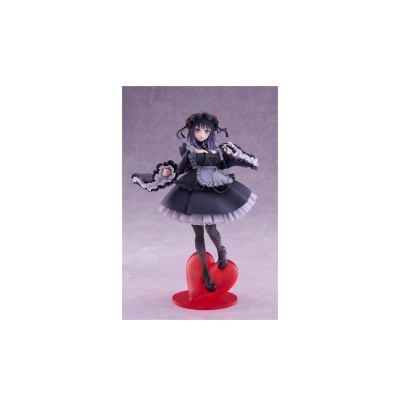 Figura anime com vestido gótico preto e cinzento, cabelo roxo, pedestal vermelho em forma de coração.