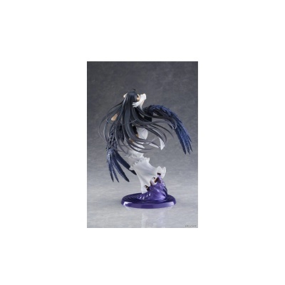 Figura de personagem com cabelo comprido e asas negras numa base circular roxa