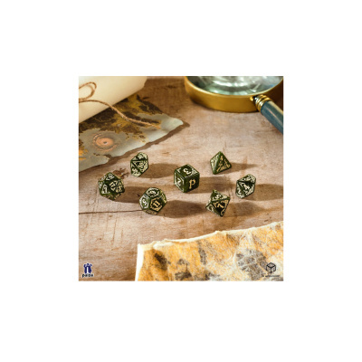 Conjunto de dados de RPG verdes com lupa e rolo de papel