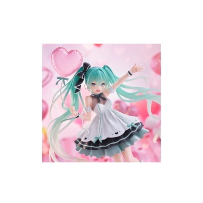 Figura colecionável feminina com vestido branco e cabelo verde segurando balão rosa em forma de coração.