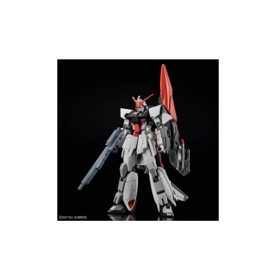 Figura robótica tipo mecha branco, cinzento, preto e vermelho com arma e asas.