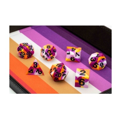 Conjunto de 7 dados poliédricos multicoloridos sobre superfície com faixas coloridas