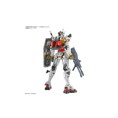 Figura robótica colorida segurando escudo e arma em fundo branco