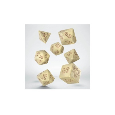 Conjunto de seis dados creme com números castanhos em fundo branco