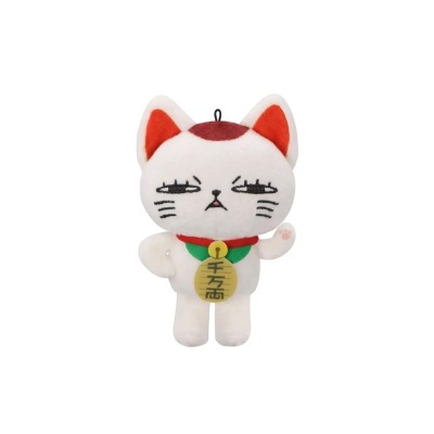Pelúcia de gato branco com detalhes vermelhos e colar verde com sino amarelo