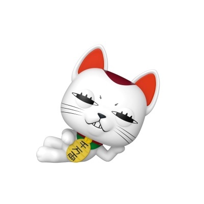 Figura de gato branco sorridente com medalha amarela e orelhas vermelhas