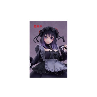 Figura colecionável de personagem anime com cabelo preto e púrpura e vestido cinza com avental
