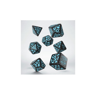 Conjunto de sete dados pretos com números azuis e símbolos, incluindo um com desenho de caveira e texto MOON.