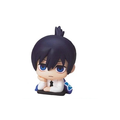 Figura de vinil estilo anime com cabelo preto e olhos azuis sentado