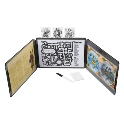 Ecrã de jogo RPG com mapas, personagens ilustradas, caneta e cartões em fundo branco.