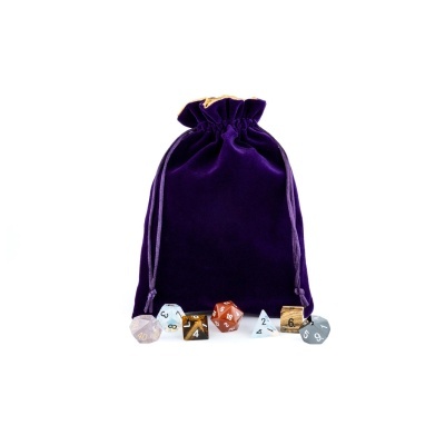 Saco de veludo roxo com dados poliédricos coloridos em frente