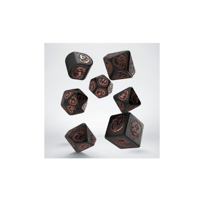 Conjunto de dados de jogo pretos com números e símbolos em bronze e vermelho