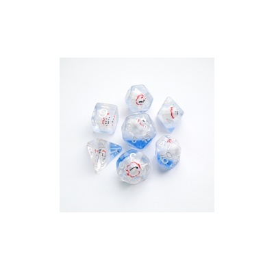 Conjunto de sete dados poliédricos translúcidos com números vermelhos e azuis em fundo branco