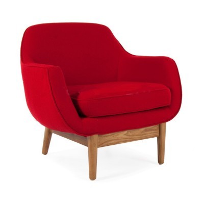 Poltrona vermelha estofada com estrutura de madeira clara