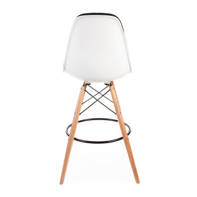 Cadeira alta branca com pernas de madeira e apoio de pé preto