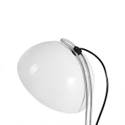 Luminária de mesa branca com estrutura metálica prateada e cabo preto