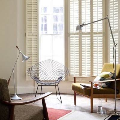 Sala com móveis de design moderno, janela com persianas e tapete colorido