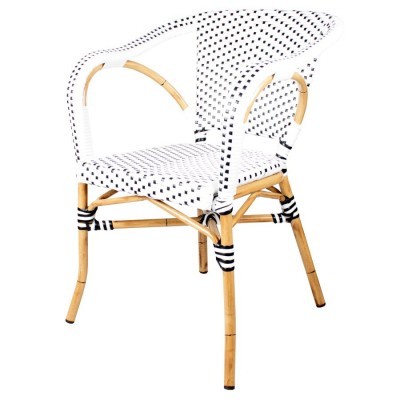 Cadeira em rattan branco e preto com estrutura de madeira clara
