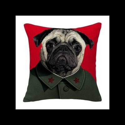 Almofada quadrada com estampa de pug vestido de militar em fundo vermelho