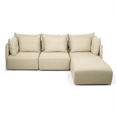 Sofá chaise longue modular bege com almofadas soltas