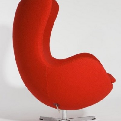 Cadeira vermelha de design moderno com base metálica giratória