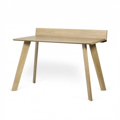 Mesa de madeira clara com quatro pés inclinados