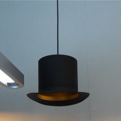 Luminária suspensa em forma de chapéu preto com interior dourado