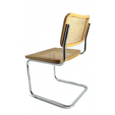 Cadeira com estrutura cromada e assento e encosto em vime e madeira