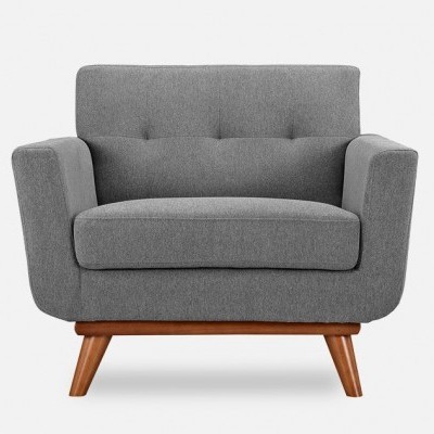 Poltrona cinza com pés de madeira em fundo branco