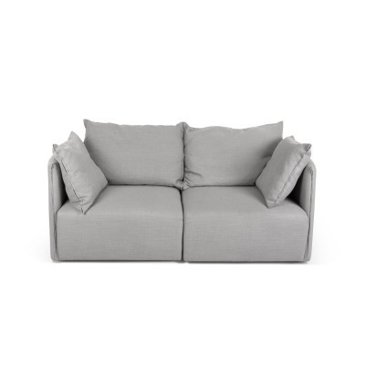 Sofá cinzento claro estofado com almofadas soltas