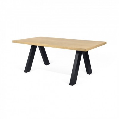 Mesa de jantar retangular com tampo em madeira clara e pés de metal preto