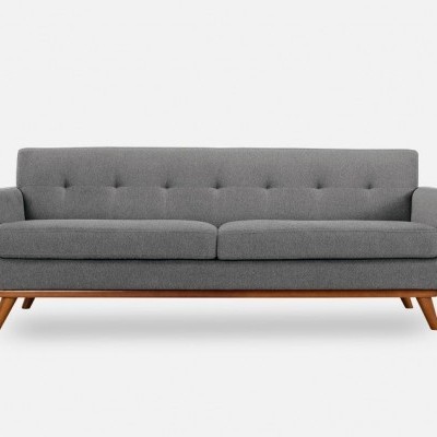 Sofá cinzento de três lugares com base de madeira clara