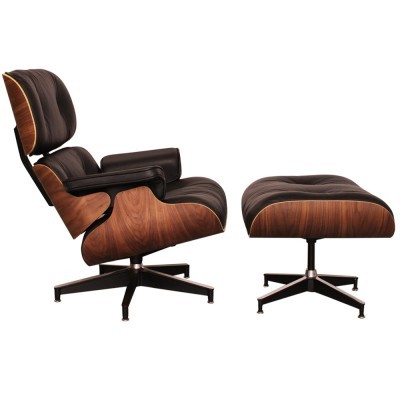 Cadeira de descanso em madeira clara com estofos em couro preto e apoio para pés