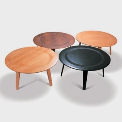 Quatro mesas redondas de centro em madeira e preto com pernas metálicas