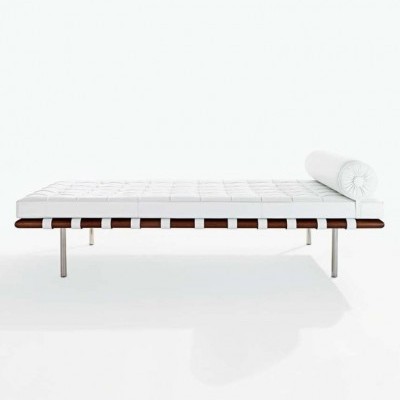 divã branco com apoio metálico e madeira castanha