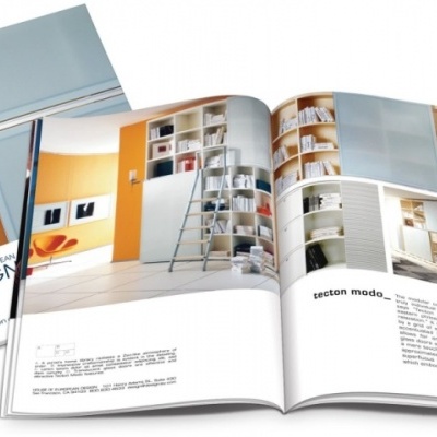 Catálogo de design de interiores aberto mostrando prateleiras e decoração