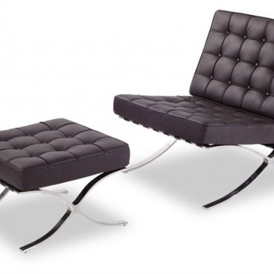 cadeira e banco em couro preto com estrutura metálica prateada