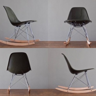 Cadeira de baloiço preta com estrutura metálica e pés de madeira