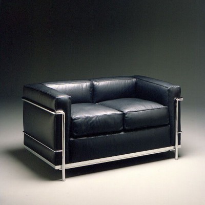 Sofá preto de couro com estrutura metálica cromada