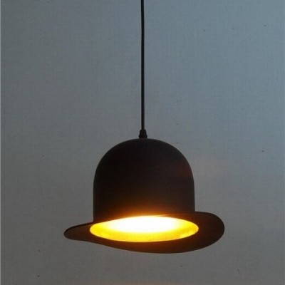 Candeeiro de teto preto em forma de chapéu coco com luz amarela