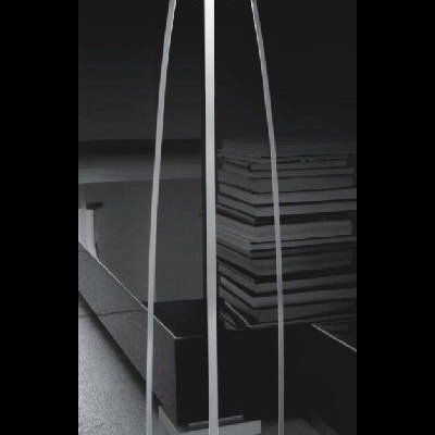 Candeeiro de pé com cúpula de esferas transparentes e estrutura metálica branca