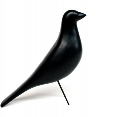 Escultura decorativa de pássaro preto sobre suporte metálico