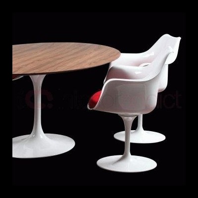 Mesa redonda de madeira clara com cadeira branca e assento vermelho em fundo preto